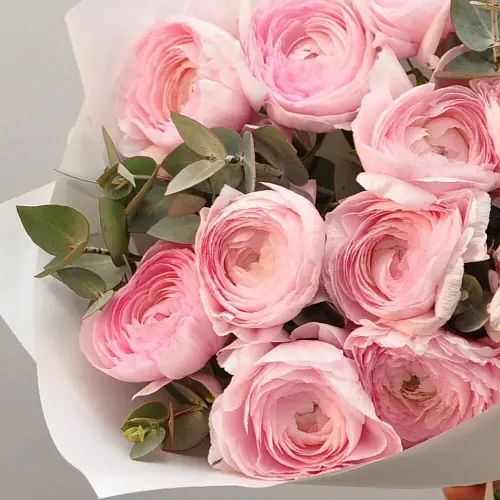 На фото №4 Нежные ранункулюсы с эвкалиптом 