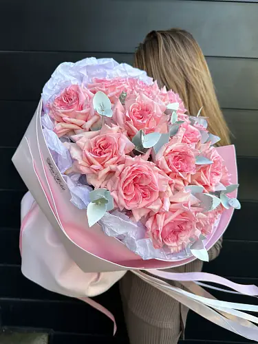На фото №2 Букет из 15 нежных пионовидных роз с Эвкалиптом