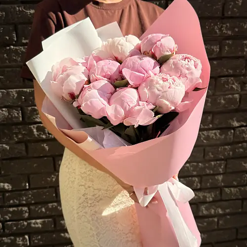 На фото №2 Букет живых цветов из 9 пионов