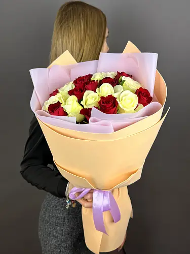 На фото №5 Букет из красных и белых роз