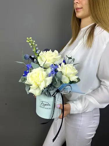 На фото №2 Композиция с дельфиниумом с розой 