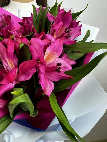 На фото №5 Букет из 3 альстромерий