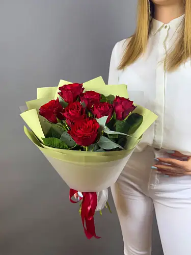 На фото №2 Букет живых цветов из красных роз
