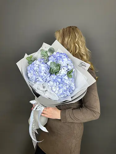 На фото №2 Букет 3 голубые гортензии