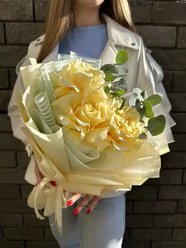 На фото №6 3 Розы с эвкалиптом в упаковке 