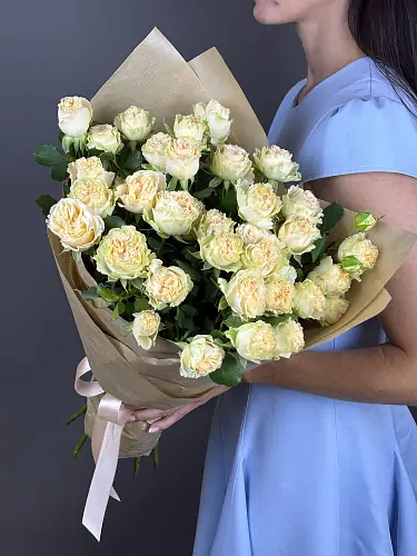 На фото №3 Букет из Кремовых кустовых розы