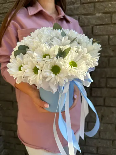 Композиция живых цветов с кустовой хризантемой