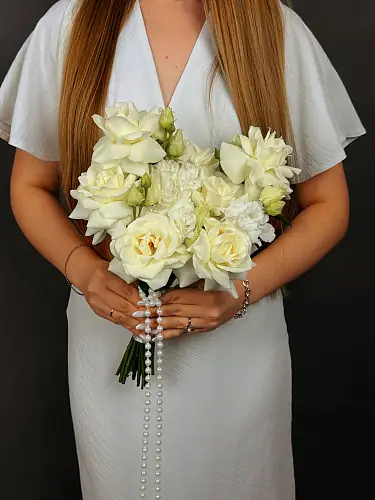 На фото №2 Композиция из кенийских роз и эустомы 