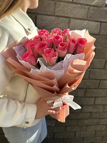 На фото №3 Букет живых цветов из 15 розовых роз