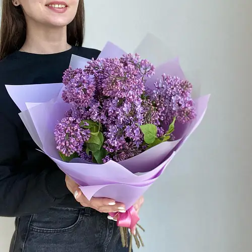 Композиция 5 веток сирени в дизайнерской упаковке
