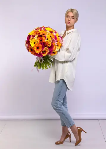 На фото №2 101 Гербера Микс