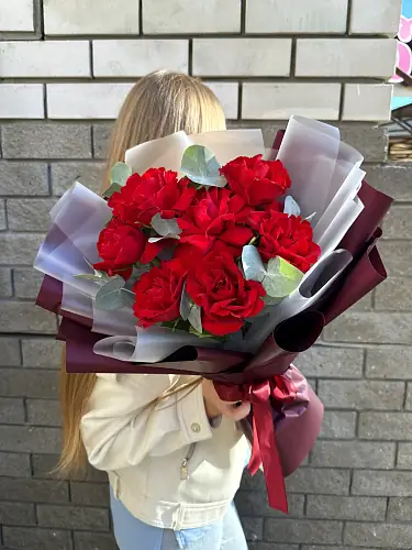 На фото №4 Букет живых цветов из 7 Красных роз с эвкалиптом в дизайнерской упаковке