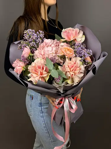 На фото №3 Авторский букет с сиренью и розами 