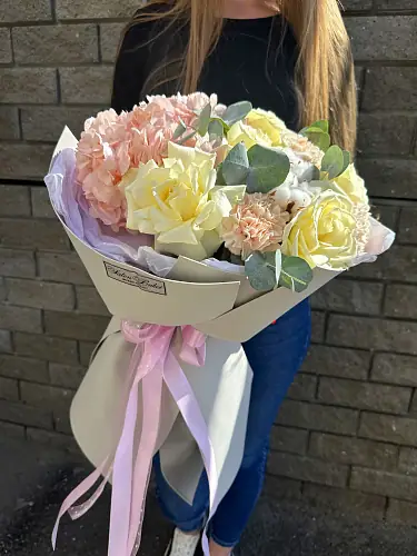 На фото №2 Букет Свежих Цветов с розовой гортензией и розами 