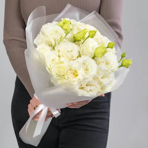 Букет из 7 белых лизиантусов в упаковке