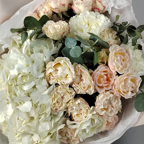 На фото №3 Букет из гортензии, кустовых роз и гвоздик