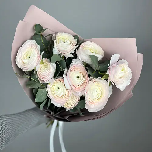 На фото №2 9 Белых Ранункулюсов 