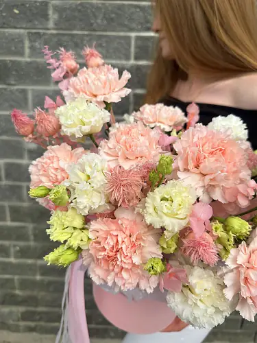 На фото №4 Нежно розовая композиция с эустомой и гвоздикой