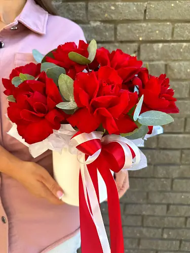 На фото №4 Композиция живых цветов с розой и эвкалиптом