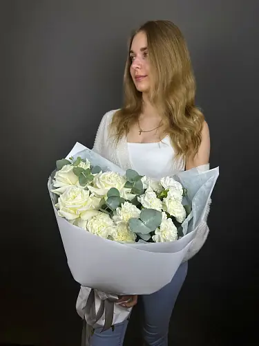 Букет с белыми розами и диантусами