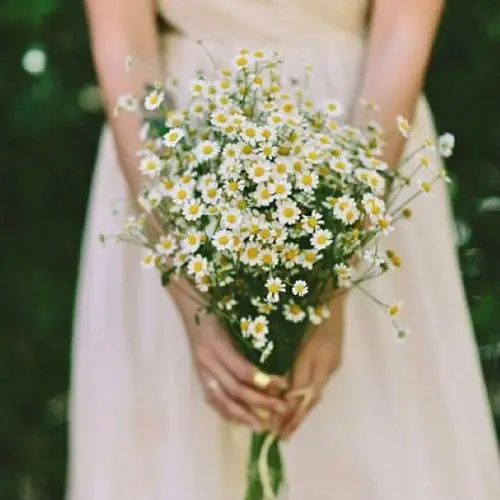 Букет невесты 15 кустовых ромашек 