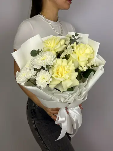 Букет из роз с хризантемой и зеленью 