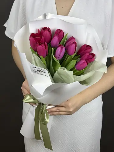 На фото №4 11 Малиновых Тюльпанов в упаковке
