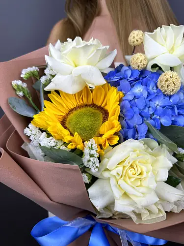 На фото №3 Букет с синей гортензией и подсолнухом