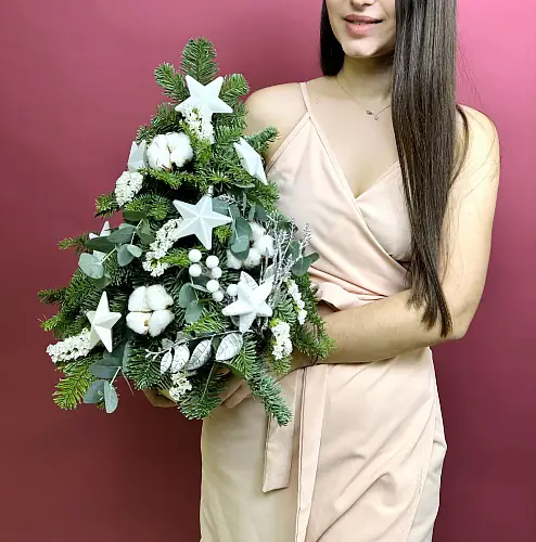 На фото №3 Декоративная елка с белыми игрушками 