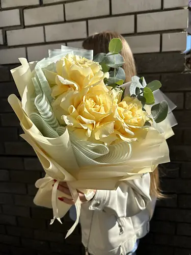 На фото №7 Букет живых роз из 3 роз с эвкалиптом в дизайнерской упаковке