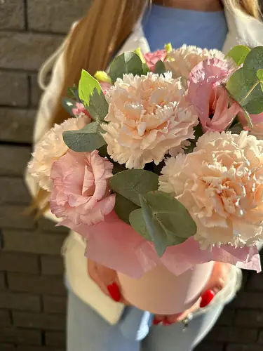 На фото №5 Композиция с эустомой и гвоздикой 