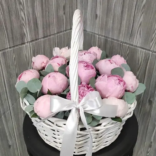 На фото №2 Нежные Розовые Пионы в Корзине