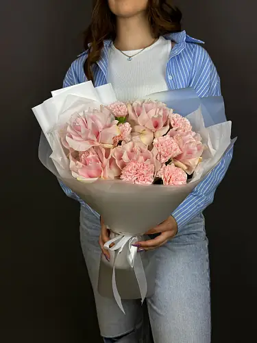 На фото №4 Очаровательный букет с диантусами и розой