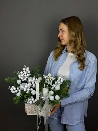 На фото №3 Корзина с новогодним декором 