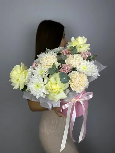 На фото №2 Композиция живых цветов с хризантемой и белой розой