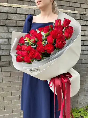 На фото №2 29 Роз в дизайнерской упаковке