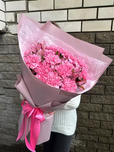 На фото №4 Композиция из альстромерии и гвоздик 