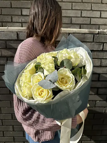 На фото №3 13 Белых роз с эвкалиптом