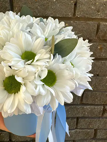 На фото №5 Композиция живых цветов с кустовой хризантемой