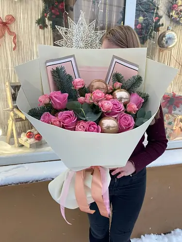 На фото №3 Зимний букет с розами