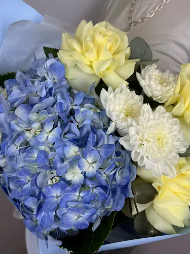 На фото №5 Авторский букет из живых цветов с розами и голубой гортензией в упаковке
