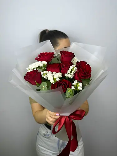 На фото №5 Букет живых цветов из красных роз и статицы в дизайнерской упаковке