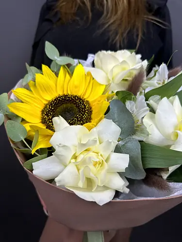 На фото №4 Букет с подсолнухом и альстромерией