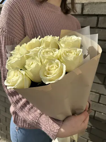 На фото №2 11 Белых роз в дизайнерской упаковке