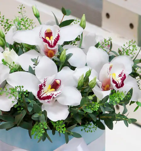 На фото №2 Шляпная коробка "Орхидеи"