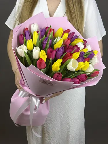 Букет из 51 разноцветного тюльпана 