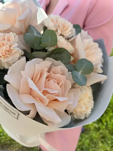 На фото №3 Букет с диантусоми и розами