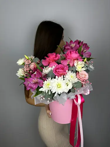 На фото №2 Композиция живых цветов с розами и альстромерией