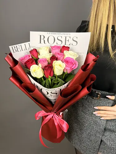 На фото №2 Букет из 15 роз микс