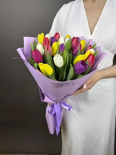 25 Разноцветных тюльпанов